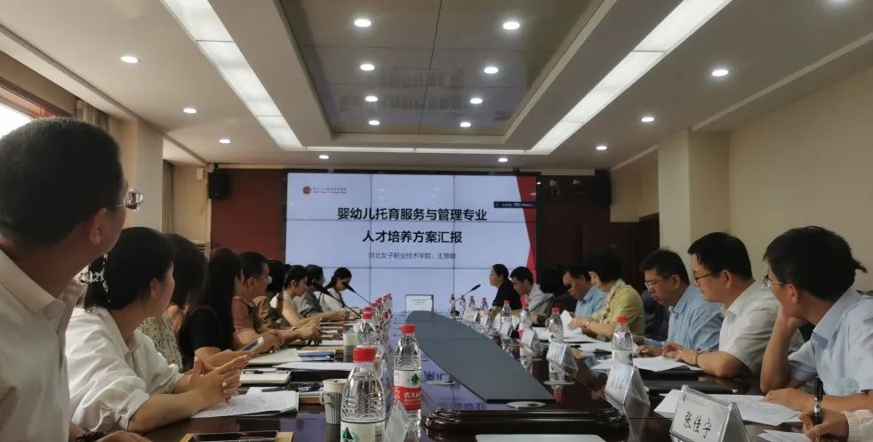 專業(yè)建設(shè)研討會(huì)現(xiàn)場(chǎng).jpg